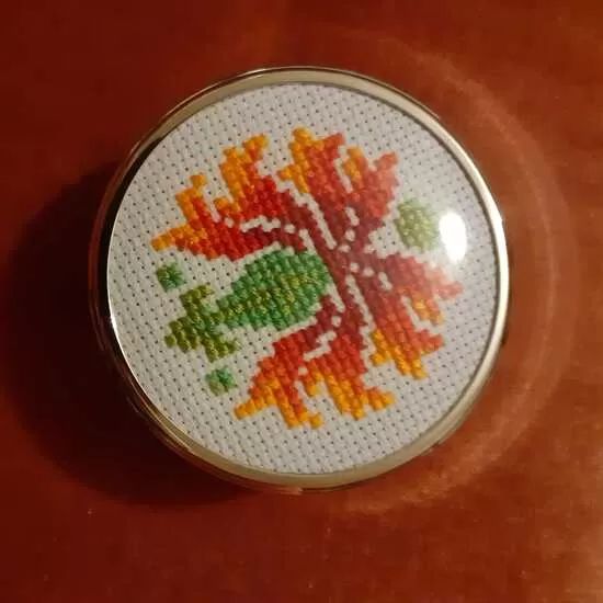 Metal coloured trinket box with hand-embroidered lid